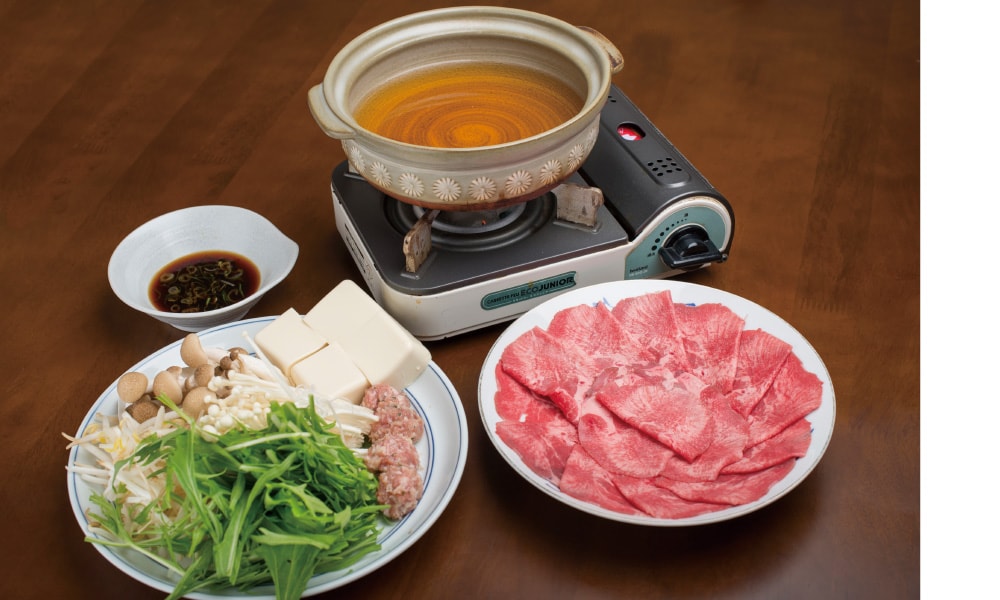 しゃぶしゃぶ用の牛たんと野菜、出汁が入った鍋