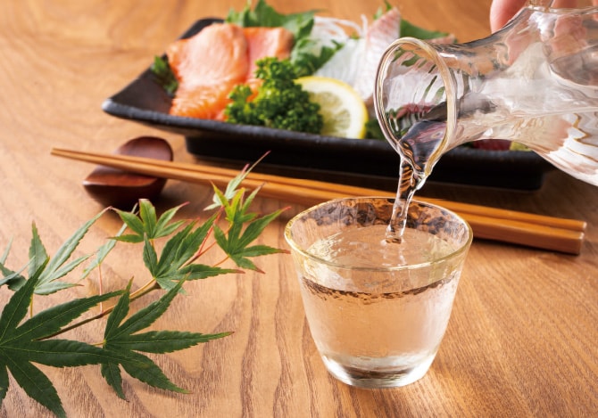 冷酒を注ぐ様子